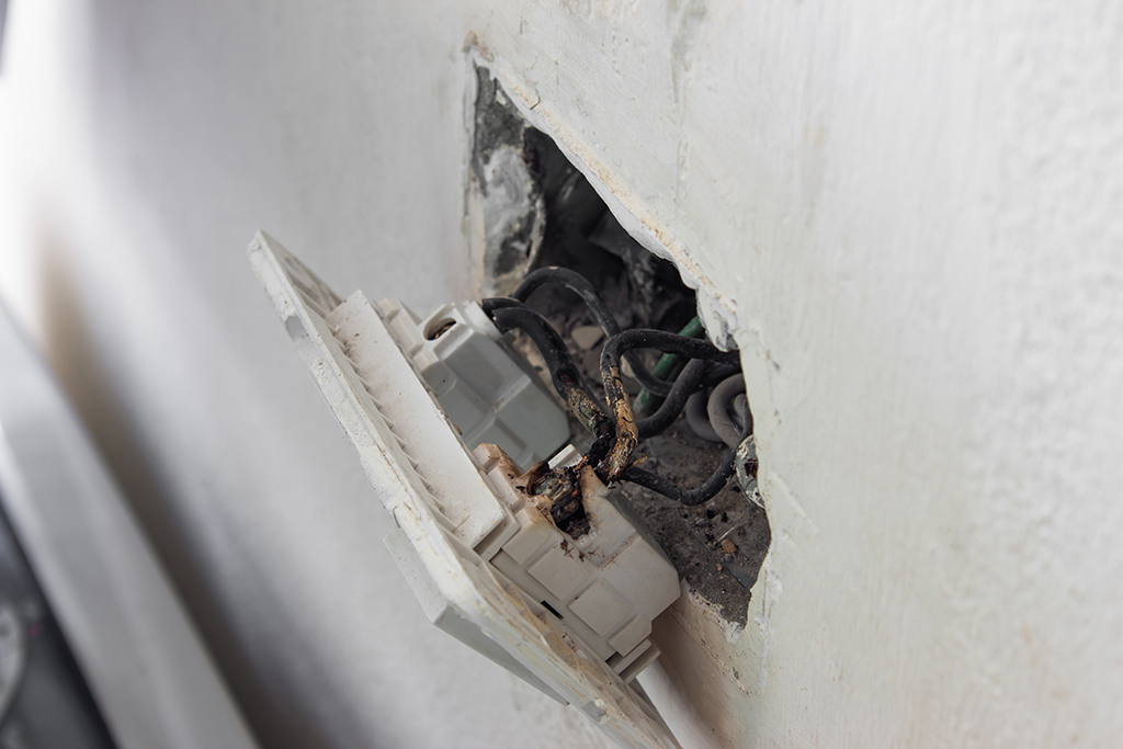 What Are The Signs It’s Time To Contact An Emergency Electrician? | Myrtle Beach, SC